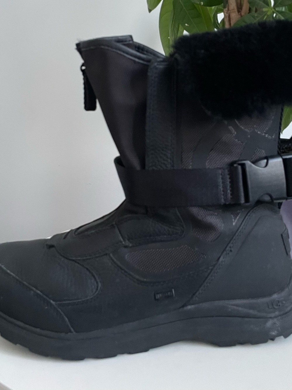 Women Size 9.5 UGG Tahoe Black Waterproof Leather Fur Boots Vibram Insulated